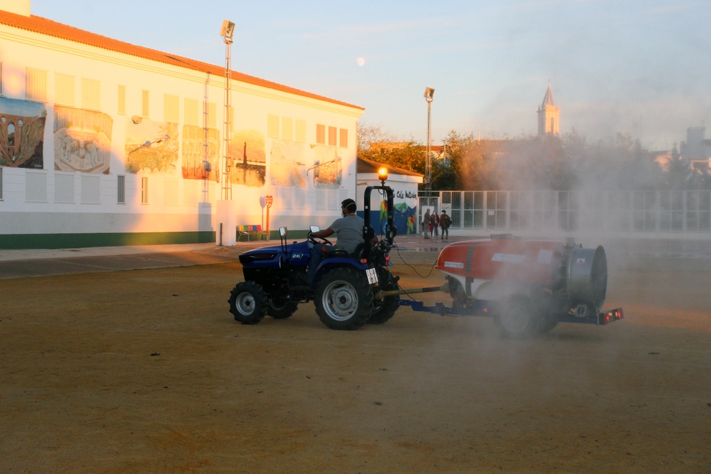 El Ayuntamiento, con la colaboración de los agricultores, refuerza la desinfección en los centros escolares
