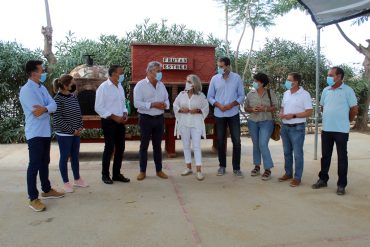 Visita-de-la-alcaldesa-e-Ignacio-Caraballo-a-Frutas-Esther-1